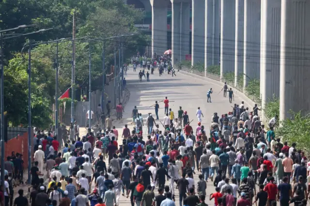 Өкмөттү колдогондор менен өкмөткө каршы болгондор кагылышууда