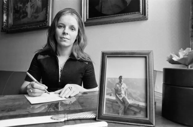 Lady Lucan, esposa del desaparecido Lord Lucan, fotografiada en su domicilio de Londres. El 23 de octubre de 1977, el *Sunday Mirror* publicó una carta de Lady Lucan dirigida a su marido en la que le instaba a entregarse; 20 de octubre de 1977.