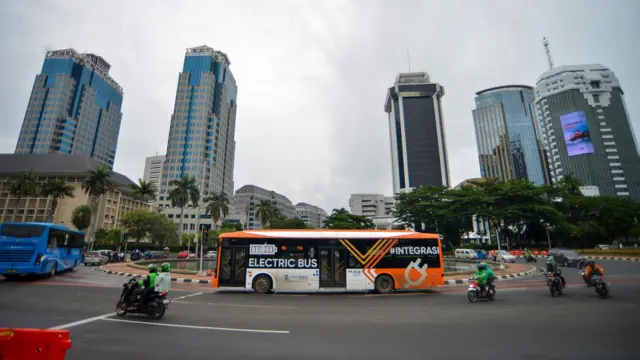 Bus listrik melintas di Air Mancur Jl MH. Thamrin, Jakarta, Selasa (27/12/2022). 