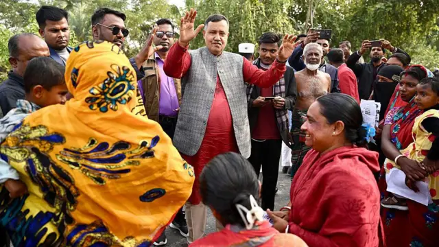 জামায়াতে ইসলামীর হিন্দু প্রার্থী কৃষ্ণ নন্দী ভোটের প্রচারণা চালাচ্ছেন - ফাইল ছবি