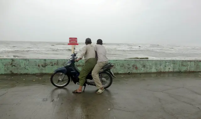 बाङ्ग्लादेश र म्यानमार सीमातर्फ आइरहेको मोका चक्रवात 