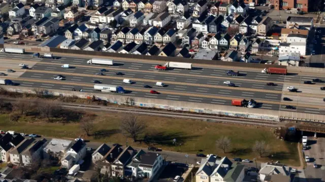 Vista aérea de Elizabeth y la autopista que la atraviesa.