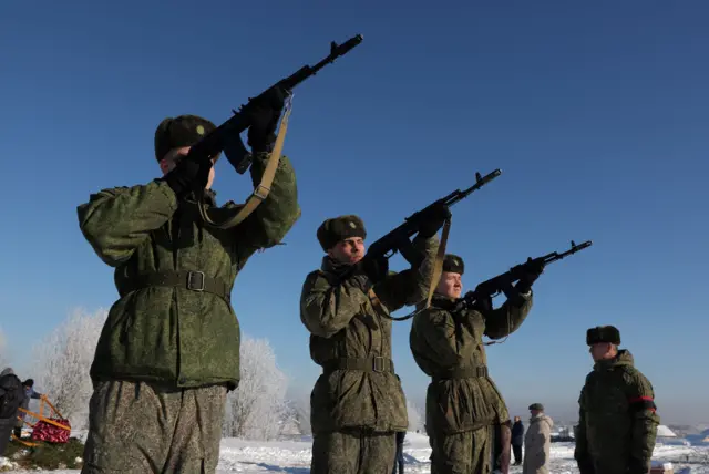 Militares russos disparam tiros durante o funeral de sargento morto no conflito entre Rússia e Ucrânia
