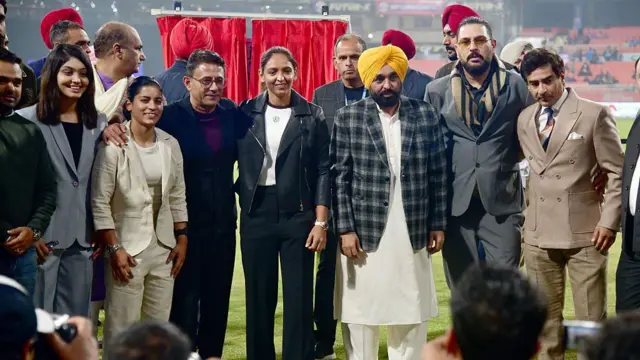 ਯੁਵਰਾਜ ਸਿੰਘ, ਮੁੱਖ ਮੰਤਰੀ ਭਗਵੰਤ ਮਾਨ, ਹਰਮਨਦੀਪ ਕੌਰ ਅਤੇ ਹੋਰ ਖਿਡਾਰੀਆਂ ਅਤੇ ਸੱਜਣਾਂ ਦੇ ਨਾਲ