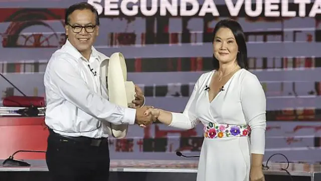 Roberto Sánchez, candidato presidencial del partido Juntos por el Perú (izquierda), y Keiko Fujimori, candidata presidencial del partido Fuerza Popular, durante un debate.