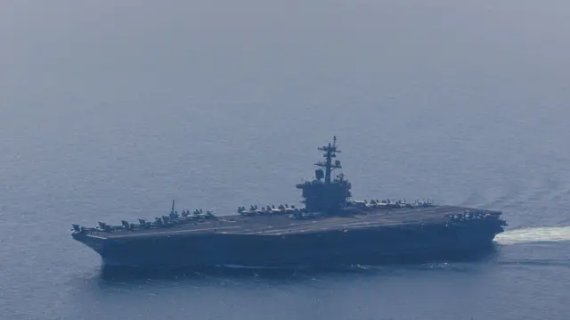 න්‍යෂ්ටික බලයෙන් ක්‍රියාත්මක වන USS ඒබ්‍රහම් ලින්කන් නෞකාවේ සේවකයින් 5,600ක් සහ ගුවන් යානා 90කින් සමන්විත වේ.