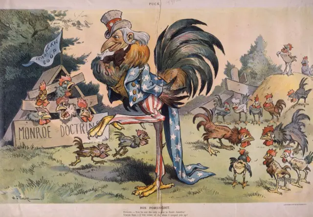 Caricatura política con la leyenda «Su previsión. Europa: ¡No eres el único gallo en Sudamérica! Tío Sam: ¡Lo sabía cuando te encerré!». 