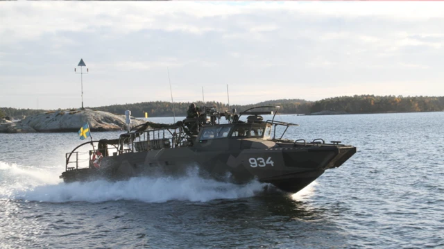 Катери CB90 можуть бути озброєні великокаліберними кулеметами Browning M2 та автоматичними гранатометами Mk 19