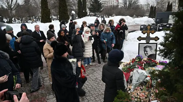 Очередь людей перед могилой Навального