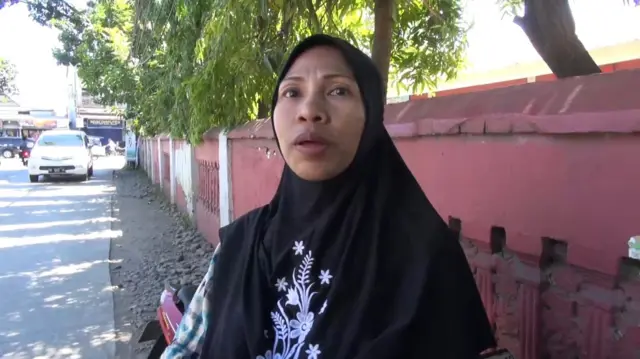 Pada Senin lalu (22/07), orang tua murid, Rahmawati membawa anaknya untuk kembali sekolah. Namun, katanya, sekolah masih ditutup.