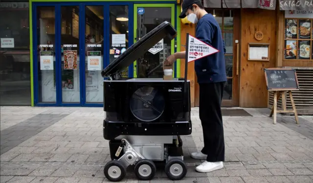 ځینې ​​مالکین د دې په څېر ډېر ګران روباټونه غوره کوي، چې د خوړو رسولو لپاره ډیزاین شوي دي.