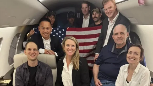 व्हाइट ने रिहा हुए लोगों की तस्वीर जारी की है. सबसे बाएं, ईवान गर्शकोविच, दाएं आल्सू कुरमाशेवा और दाएं से दूसरे पॉल व्हेलन 