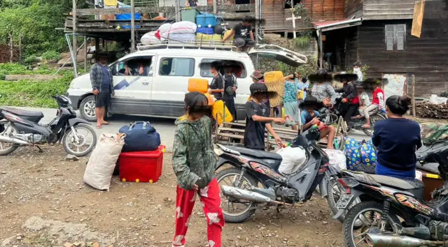 မတ် ၂၁ ရက်၊ တိုက်ပွဲကြောင့် စစ်ရှောင်ဖို့ ပြင်ဆင်နေသူတွေ 