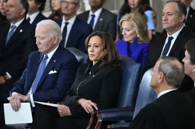 Joe Biden y Kamala Harris, sentados juntos en un acto.