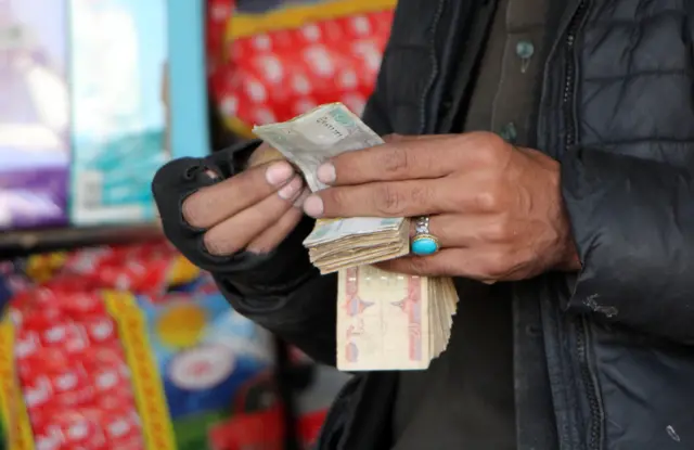 پس از روی‌کار آمدن نظام جمهوری در سال ۲۰۰۲ حکومت موقت سه صفر را از پول افغانی کم کرد و قیمت آن را در برابر دلار ۴۵ افغانی تعیین کرد و از همان زمان کاهش ارزش پول شروع شد