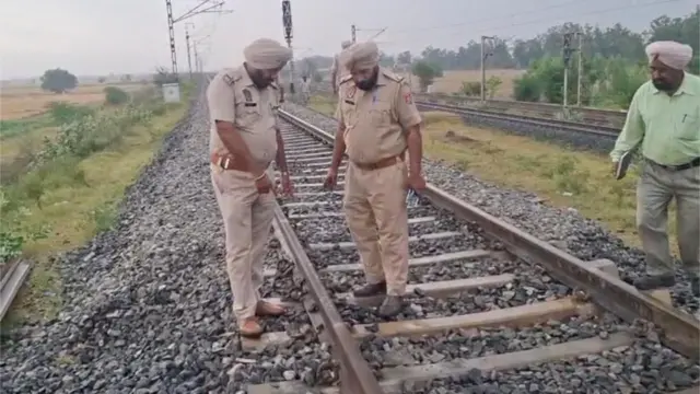 ਧਮਾਕੇ ਤੋਂ ਬਾਅਦ ਰੇਲਵੇ ਟ੍ਰੈਕ ਦਾ ਮੁਆਇਨਾ ਕਰਦੀ ਪੰਜਾਬ ਪੁਲਿਸ 