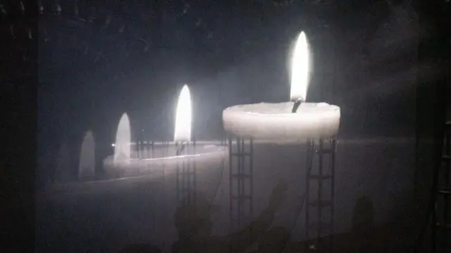 ...જ્યાં દેવીની જીવનશક્તિને મીણબત્તીઓ ઝગમગાટ દ્વારા રજૂ કરવામાં આવ્યો છે