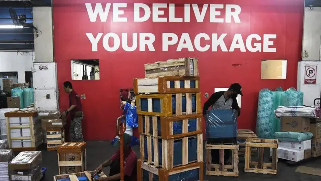 Pengiriman paket jelang Idulfitri meningkat di Jakarta. 