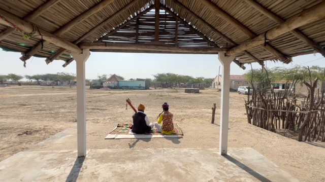 કચ્છ લોકકળામાં ગુજરાતનું અદકેરું સ્થાન ધરાવે છે, કચ્છી કલાકારો પણ