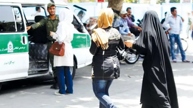 دو زن را گشت ارشاد بازداشت کرده