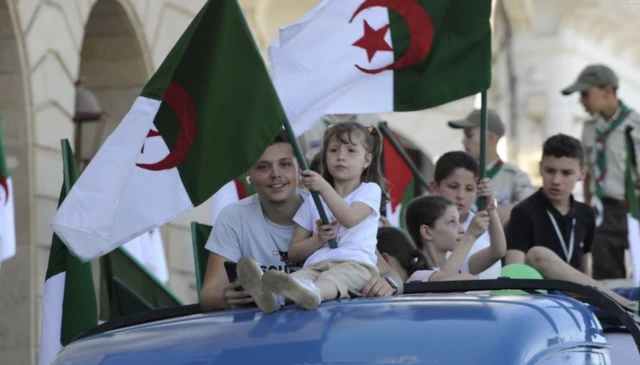 جزائريون يحتفلون بعيد الاستقلال عن فرنسا