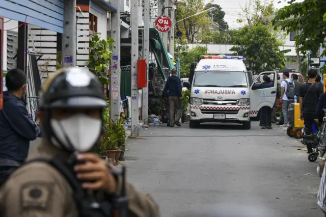 ตำรวจนำตัวผู้ก่อเหตุส่งโรงพยาบาล