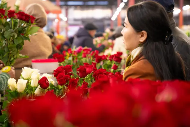 Бири-бирин көрөлү деп батыраак, Гүлдөр гүлгө арзуу айтып ачылат... (Анатай Өмүрканов)