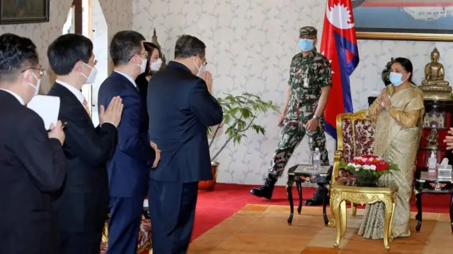 तात्कालिक राष्ट्रपति विद्या भण्डारीलाई भेट्दै चिनियाँ प्रतिनिधिमण्डल 