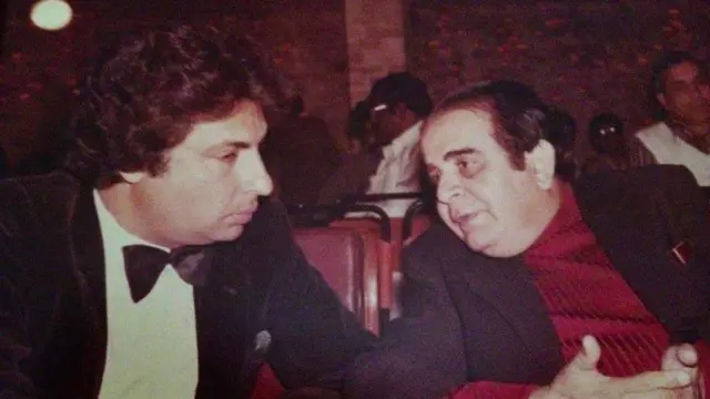 کمار تھدانی اپنے دوست ایم پرکاش کے ساتھ