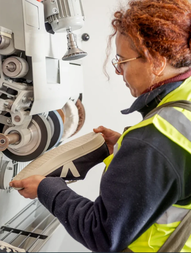 షూస్ రిపేర్ చెయ్యడంలో నైపుణ్యం ఉన్నవారికి పెరుగుతున్న గిరాకీ