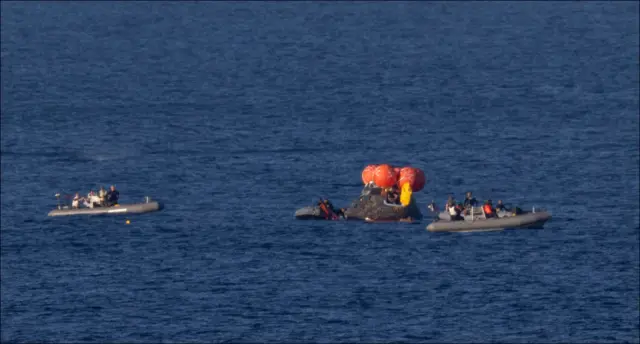 Oge ndịagha mba Amerịka na ndị ọrụ Nasa na-agba mbọ imepe Orion capsule ahụ ma kpọpụta Victor Glover, Christina Koch, Jeremy Hansen na Reid Wiseman n'ime ya.