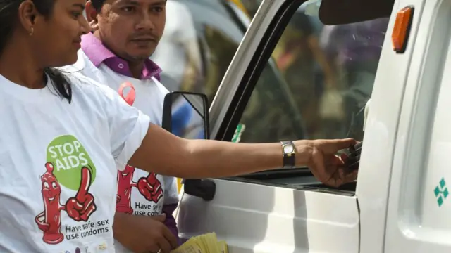 जनसंख्या और परिवार नियोजन कार्यक्रम, एड्स नियंत्रण कार्यक्रम से जुड़े लोगों में कंडोम की कीमतें बढ़ने की आशंका से चिंता है
