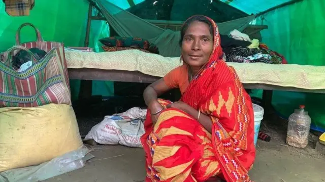 కూర్చొని ఉన్న మహిళ