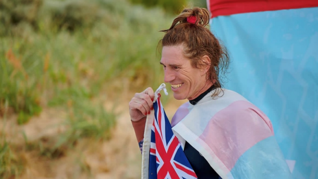 Sasha Jane Lowerson sorrindo segurando bandeira da Austrália