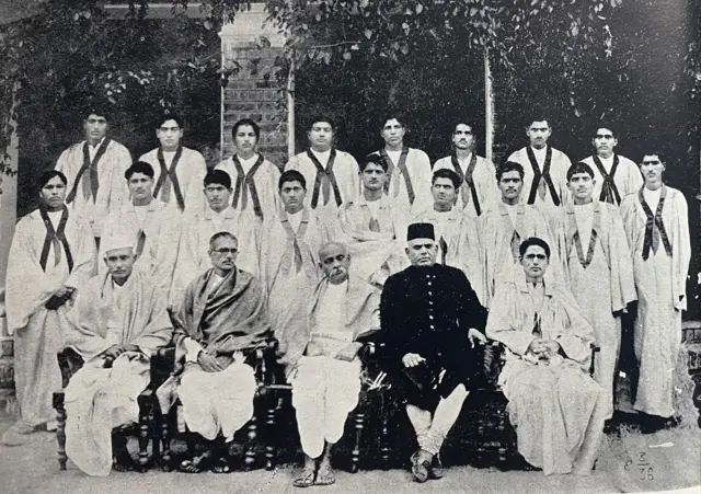 ગૂજરાત વિદ્યાપીઠના પદવીદાન સમારંભમાં બેઠેલા (ડાબેથી) રવિશંકર મહારાજ, આચાર્ય કાકાસાહેબ કાલેલકર, સરદાર પટેલ