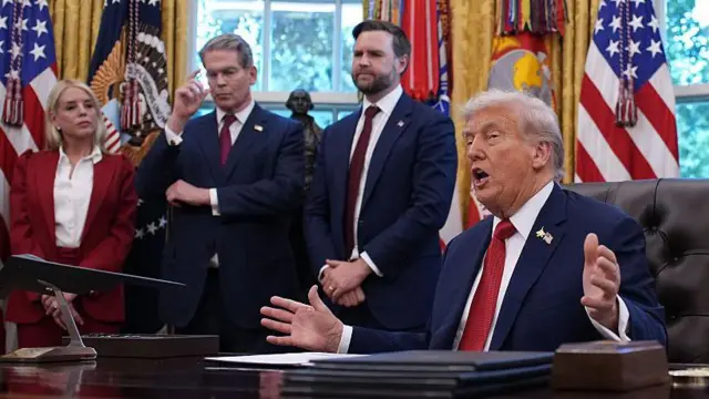 Trump Oval Ofis'te gazetecilerin sorularını yanıtlıyor, ellerini iki yana açmış durumda. Arkada başkan yardımcısı Vance ve diğer yardımcıları var.