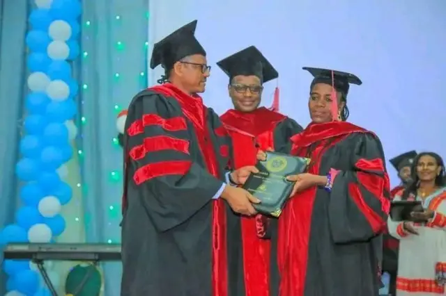 Guddattu yeroo qabxii olaanaa fiddee PHDn eebbifatmee badhaasa fudhachaa jirutti