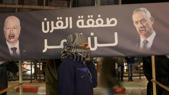 فلسطينيون يحملون نعشًا وهمياً يحمل صورة السياسي والجنرال الإسرائيلي المتقاعد بيني غانتس (يمين) وعبارة &Quot;صفقة القرن لن تمر&Quot; في مدينة نابلس في الضفة الغربية المحتلة في 28 يناير/كانون الثاني 2020