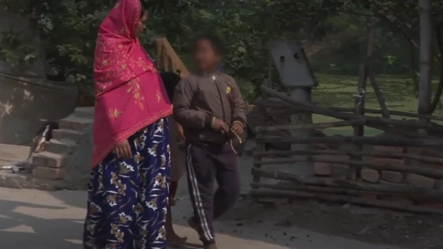 अपने बच्चों के साथ चलतीं सुनाली ख़ातून