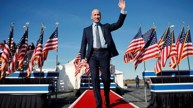 Stephen Miller Amerikan bayrakları arasında yürürken el sallıyor