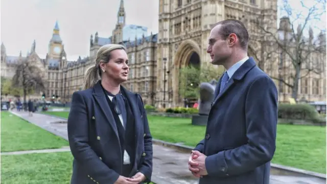 Os advogados Cristiano e Valeska Martinscef online jogosfoto logo antescef online jogosse dirigir para audiência no Parlamento Britânico