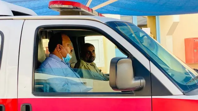 মধ্যপ্রাচ্যে অভিবাসীদের 'শেষ বন্ধু' হয়ে ওঠা আশরাফ থামারাসারি (নীল শার্ট)