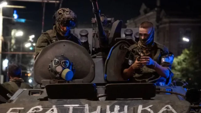 मॉस्कोच्या दिशेने कूच करताना वॅगनर सैनिक