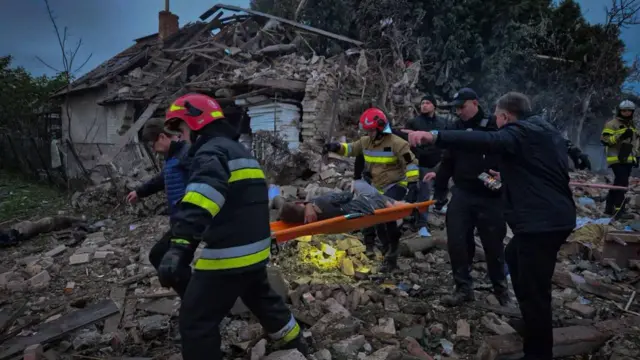 Рятувальники виносять дитину з-під завалів будинку на Львівщині 