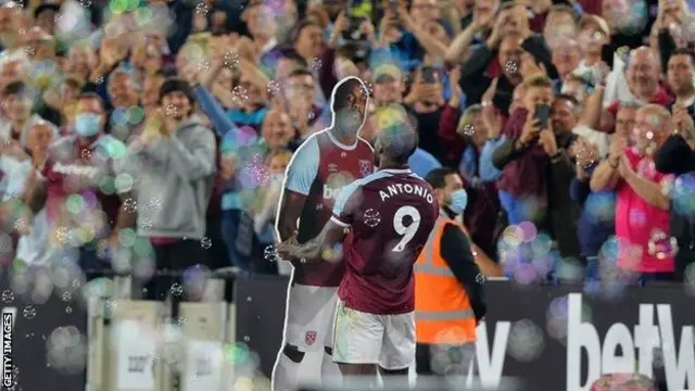 Michail Antonio akisherehekea kuona sanamuyake ya kadibodi dhidi ya Leicester 2021 baada ya kuvunja rekodi ya mabao ya West Ham katika Ligi Kuu ya Uingereza.