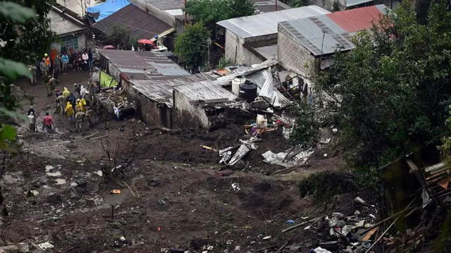Casas con techos de cinc destruidas por el deslizamiento de tierra