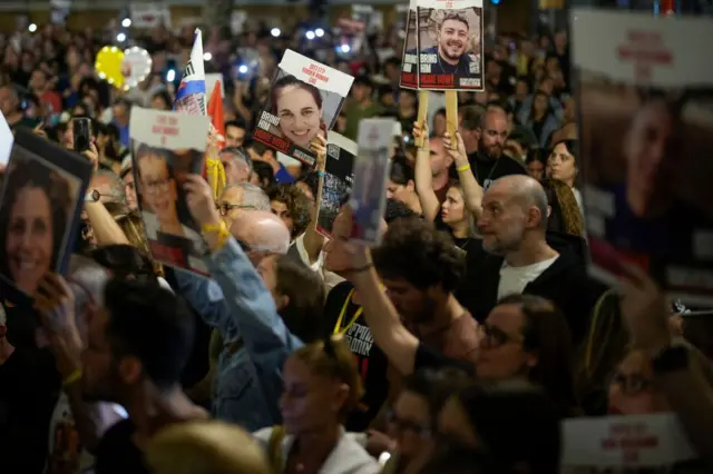 Kasım'da sokağa çıkan binlerce kişi, Netanyahu'nun İsrailli rehinelerin serbest bırakılmasını sağlaması için çağrı yaptı