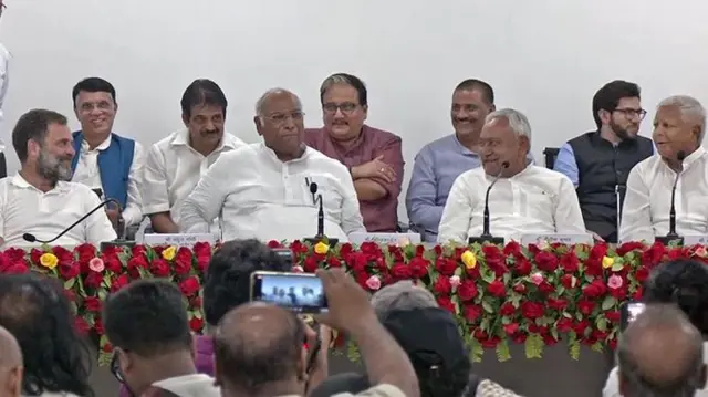 नीतीश कुमार विपक्षी एकता के प्रयासों की वजह से राष्ट्रीय राजनीति का चेहरा बनते नज़र आ रहेे थे.