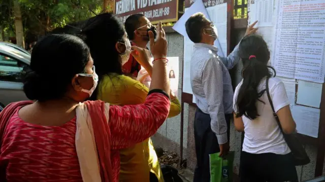 एक परीक्षा केंद्र पर अपना नाम देखते एसएससी परीक्षार्थी 