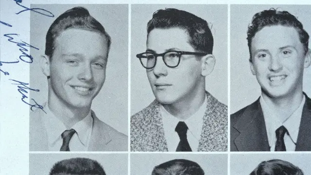 Чорно-білі фото трьох молодих людей у костюмах і краватках, як зі шкільного альбому